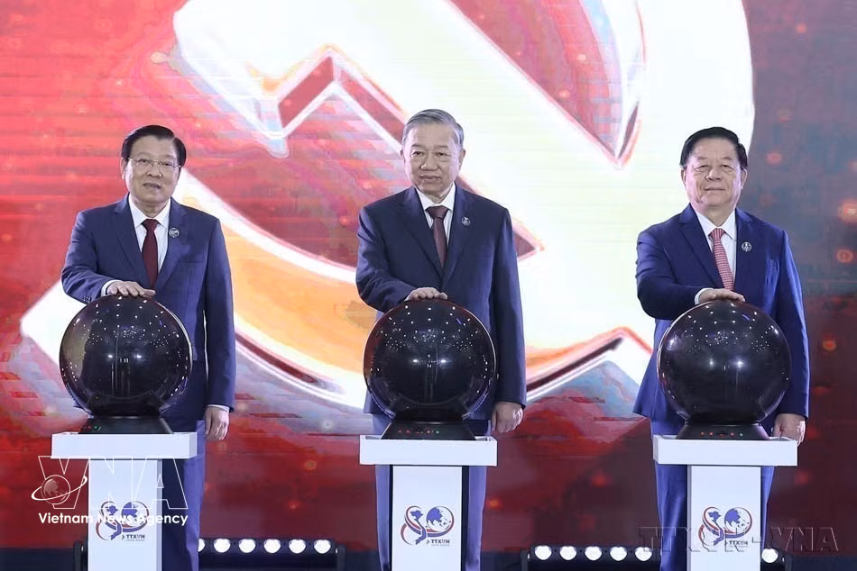 El secretario general del Partido Comunista y presidente de Vietnam, To Lam, y otros dirigentes del Partido y el Estado realizan el acto de inauguración del portal informativo del XIV Congreso Nacional del Partido, durante la ceremonia de entrega de la Orden Ho Chi Minh y la conmemoración del 80.º aniversario de la VNA (15 de septiembre de 1945-15 de septiembre de 2025). (Foto: VNA)