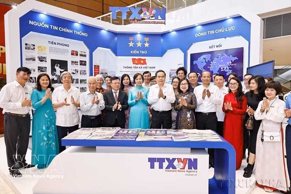 El presidente de la Asamblea Nacional, Tran Thanh Man, visita el pabellón de la VNA en la Feria Nacional de Prensa 2026 (Hai Phong, 21 de junio de 2026). (Foto: VNA)