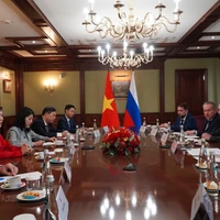 Ngo Phuong Ly, esposa del secretario general del Partido Comunista de Vietnam, se reúne con el viceprimer ministro de Rusia, Dmitry Chernyshenko. (Fuente: VNA) 