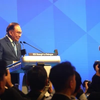 El primer ministro de Malasia, Anwar Bin Ibrahim, pronuncia un discurso en la 22.ª edición del Diálogo de Shangri-La (Fuente: VNA) 