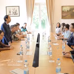 El profesor asociado y doctor Nguyen Van Tung, miembro del Consejo de Miembros de la Editorial de Educación de Vietnam sostiene una reunión de trabajo con la Embajada de Vietnam en Alemania. (Foto: VNA)