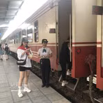 Inspección de billetes antes de que los pasajeros aborden el tren en la estación de Hai Phong. Foto: VNA