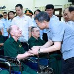 El primer ministro Le Minh Hung visita a los soldados heridos y enfermos que reciben tratamiento en el Centro de Rehabilitación Kim Bang, en la provincia de Ninh Binh. Foto: VNA