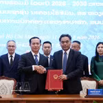 Nguyen Loc Ha, vicepresidente permanente del Comité Popular de Ciudad Ho Chi Minh, y Souksavanh Vilayvong, subsecretario del Comité Provincial del Partido y presidente del Comité de la Administración Provincial de Champasak, firmaron un memorando de entendimiento de cooperación. Foto: VNA