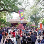 Visita a los Cuatro Templos Guardianes de Thang Long al comienzo del Año Nuevo Lunar