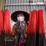 Hung Yen mantiene viva tradición de elaboración de incienso negro de Van Quan