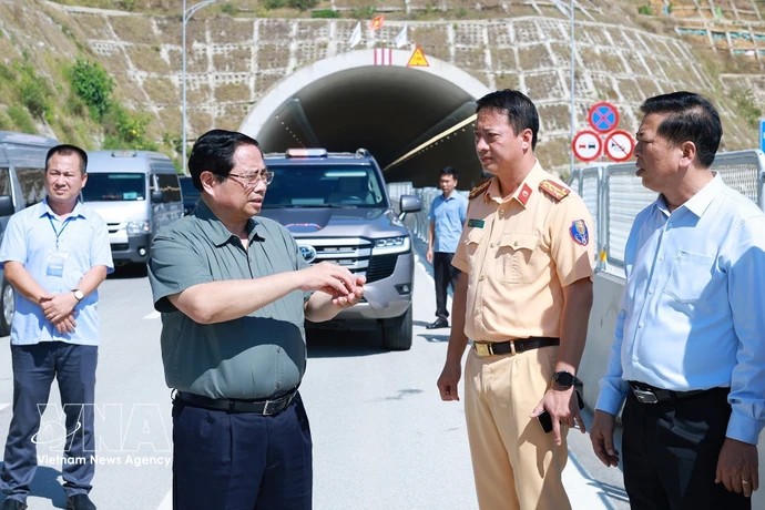 El primer ministro Pham Minh Chinh inspecciona el proyecto de la autopista en el tramo Quang Ngai – Hoai Nhon. (Fuente: VNA)