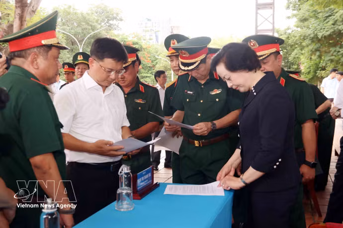 La viceprimera ministra de Vietnam, Pham Thi Thanh Tra, inspecciona los preparativos para una ceremonia de lanzamiento de las labores de búsqueda y recuperación de restos de combatientes caídos. (Fuente: VNA)