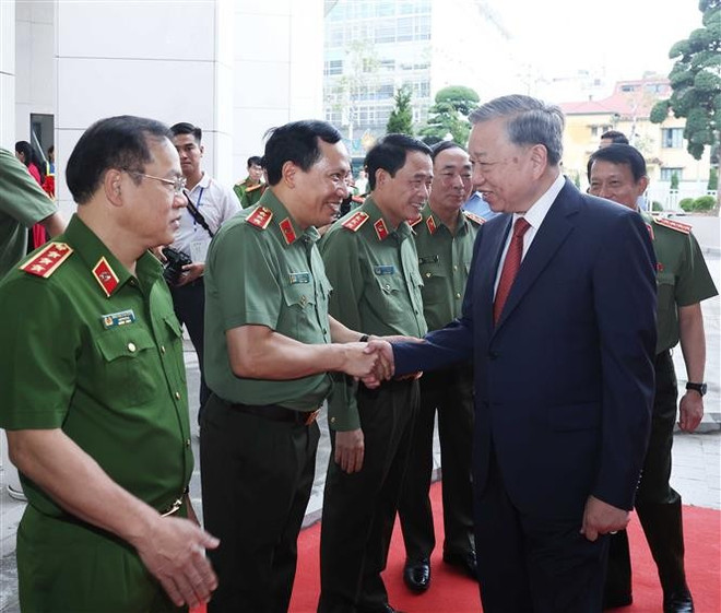 El secretario general del Partido Comunista de Vietnam, To Lam, y representantes del Ministerio de Seguridad Pública. (Fuente: VNA) vna-potal-tong-bi-thu-du-le-khanh-thanh-cong-trinh-tru-so-bo-cong-an-8214370.jpg
