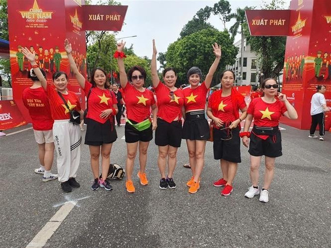Participantes en el evento. (Fuente: Internet) vna-potal-nguoi-dan-ha-noi-tham-gia-chuong-trinh-cung-viet-nam-tien-buoc-8214332.jpg