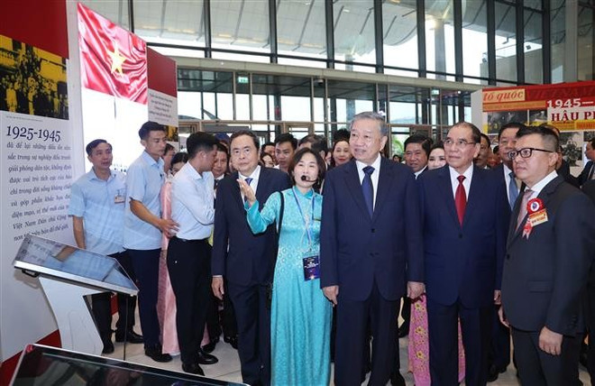 El Secretario General To Lam y delegados visitan la exposición de fotografías, documentos y artefactos históricos sobre la tradición centenaria del Día de la Prensa Revolucionaria de Vietnam en el Festival Nacional de Prensa 2025. (Foto: VNA) vna-potal-tong-bi-thu-to-lam-du-le-ky-niem-100-nam-ngay-bao-chi-cach-mang-viet-nam-8104646.jpg