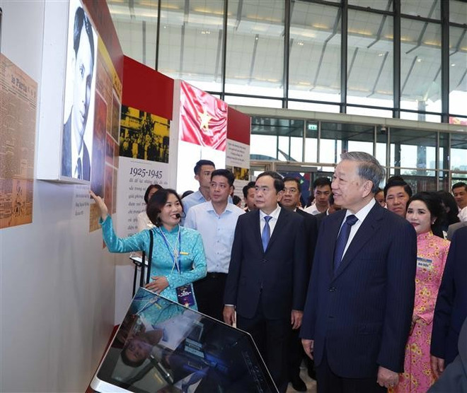 El Secretario General del Partido Comunista de Vietnam, To Lam, y los delegados visitan la exposición de fotografías, documentos y artefactos históricos sobre la tradición del centenario del Día de la Prensa Revolucionaria de Vietnam. (Fuente: VNA) vna-potal-tong-bi-thu-du-le-ky-niem-100-nam-ngay-bao-chi-cach-mang-viet-nam-8104645.jpg