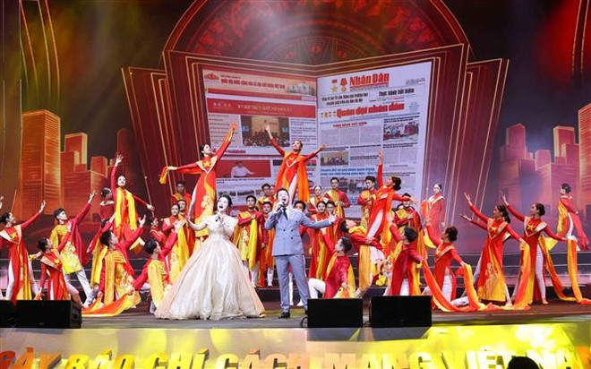 Una de las actuaciones artísticas en el evento. (Fuente: VNA) vna-potal-le-ky-niem-100-nam-ngay-bao-chi-cach-mang-viet-nam-8104766.jpg