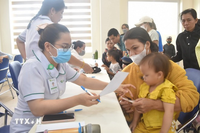 Examen médico para niños. (Fuente: VNA) tre-em-kham-benh-2627.jpg