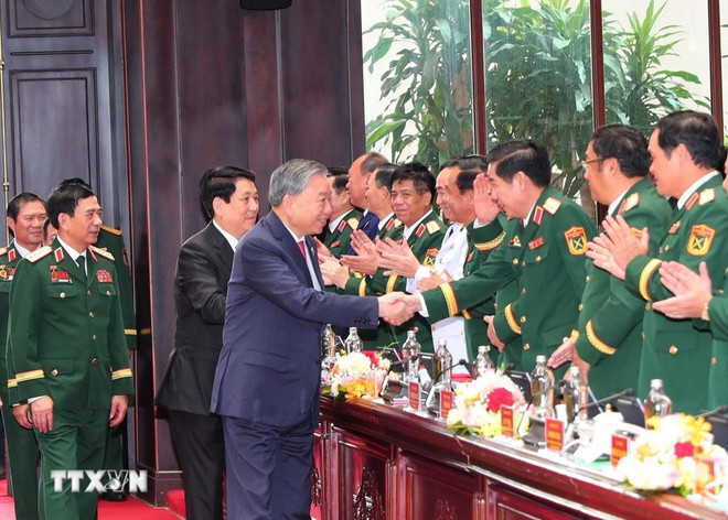 El secretario general del Partido Comunista de Vietnam (PCV), To Lam, el presidente Luong Cuong y delegados en el evento. (Fuente: VNA) hinh-anh-5.jpg
