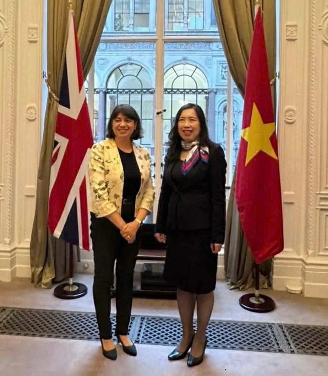 La viceministra de Asuntos Exteriores de Vietnam, Le Thi Thu Hang, y la ministra de Asuntos Exteriores británica, Seema Maholtra. (Fuente:baoquocte.vn) okka.png