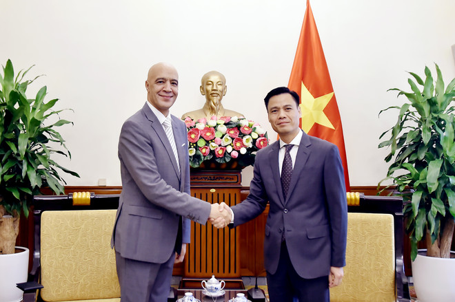 El viceministro de Relaciones Exteriores de Vietnam, Dang Hoang Giang, recibió al embajador de Marruecos, Jamale Chouaibi. (Fuente: VNA) tiep-dai-su-ma-roc.jpg