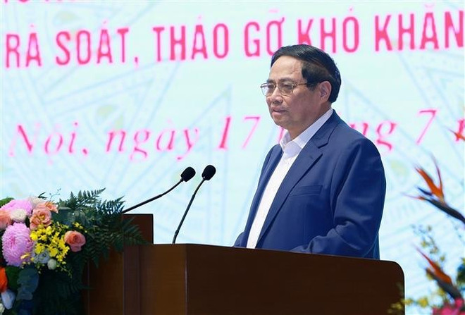 El primer ministro Pham Minh Chinh en el evento. (Fuente: VNA) vna-potal-thu-tuong-chu-tri-hoi-nghi-toan-quoc-danh-gia-ket-qua-thao-go-kho-khan-cho-cac-du-an-8154385.jpg