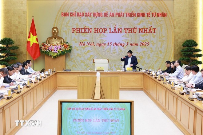 El viceprimer ministro Nguyen Chi Dung presidió la primera reunión del Comité Directivo para la elaboración del Proyecto de Desarrollo Económico Privado. (Fuente: VNA) 1503-kinh-te-tu-nhan.jpg