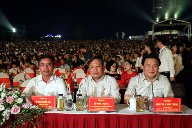 Nguyen Xuan Thang, miembro del Buró Político, director de la Academia Nacional de Política de Ho Chi Minh y presidente del Consejo Central de Teoría, y delegados en el evento. (Fuente: VNA) vna-potal-khai-mac-canarval-ha-long-2025-8008506.jpg