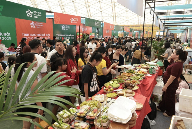 vna-potal-rat-dong-du-khach-den-voi-hoi-cho-mua-thu-2025-8364486.jpg
