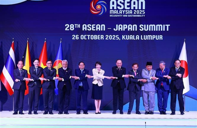 El primer ministro de Vietnam, Pham Minh Chinh, la primera ministra de Japón, Takaichi Sanae, y jefes de delegaciones asistentes a la 28ª Cumbre ASEAN–Japón. (Fuente: VNA) vna-potal-thu-tuong-tham-du-hoi-nghi-cap-cao-asean-nhat-ban-lan-thu-28-8364971.jpg