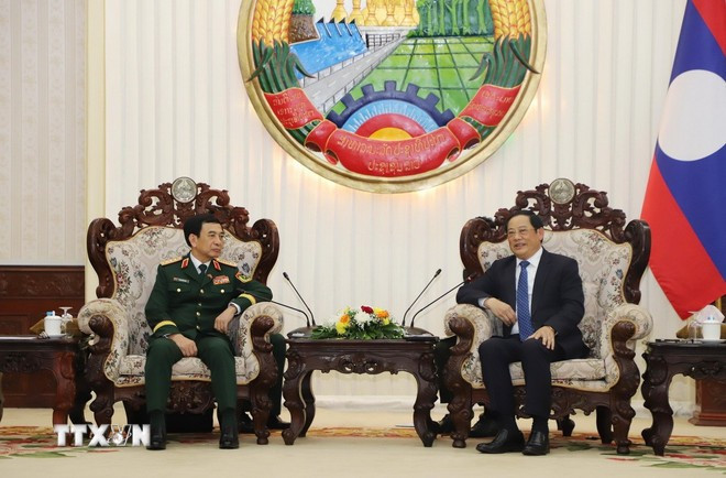 El primer ministro laosiano, Sonexay Siphandone, recibe al ministro vietnamita de Defensa, general Phan Van Giang. (Fuente: VNA) dai-tuong-phan-van-giang-tham-lao-1.jpg