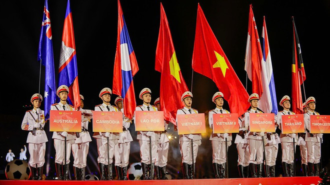Banderas nacionales de los ocho equipos participantes en el Torneo de Fútbol Policial de la ASEAN 2025. (Foto: https://nhandan.vn//) z6788331527795-d06a02960cdbcd96df91aa93ad6352be.jpg