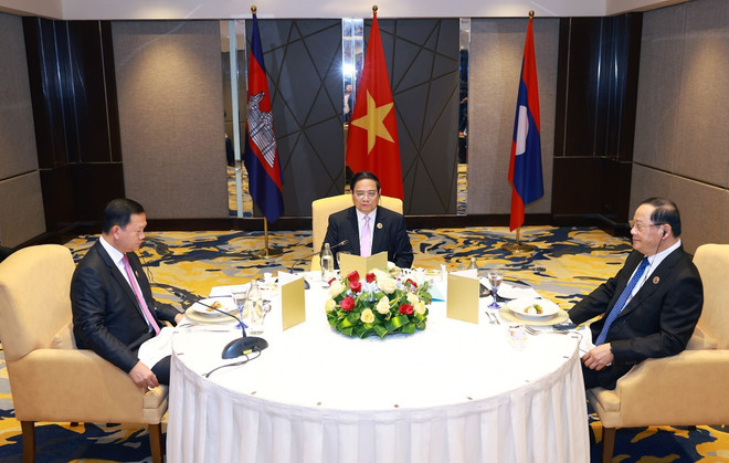 El primer ministro de Vietnam, Pham Minh Chinh, sostuvo un desayuno de trabajo con sus homólogos de Camboya, Samdech Thipadei Hun Manet, y de Laos, Sonexay Siphandone, en Kuala Lumpur, Malasia. (Fuente: VNA) vna-potal-ba-thu-tuong-viet-nam-lao-campuchia-an-sang-va-lam-viec-8054095.jpg