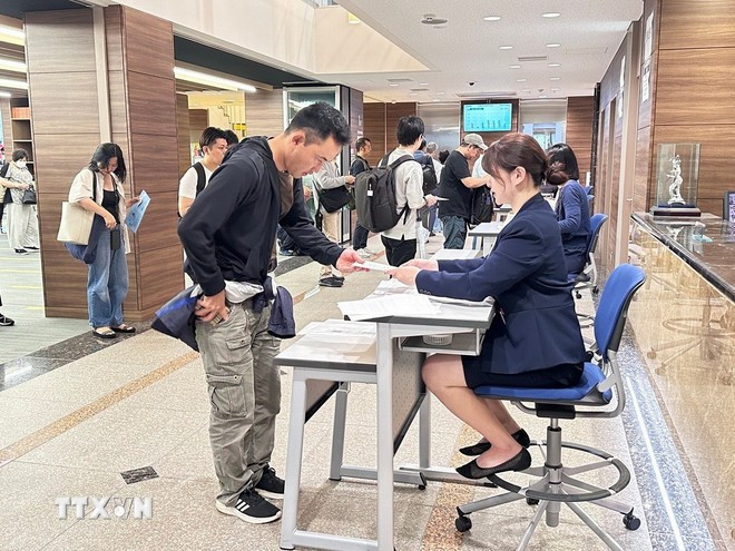 Los candidatos reciben tarjetas para ingresar a la sala de examen. (Fuente: VNA) thi-sinh.jpg