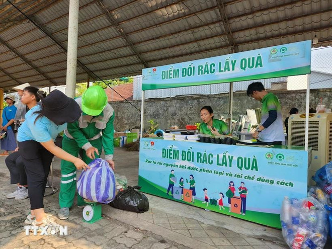 Punto de intercambio de residuos plásticos por regalos en la provincia de Thua Thien-Hue. (Fuente: VNA) rac-thai-nhua-thua-thien-hue-8941.jpg
