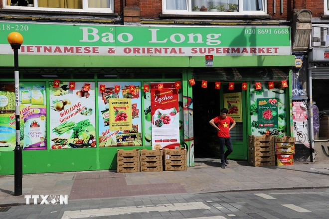 Durante la semana del lichi, los supermercados vietnamitas de Londres exhiben carteles que promocionan la calidad de esa fruta. (Foto: Phong Ha/VNA) 2006-vai-thieu-2.jpg