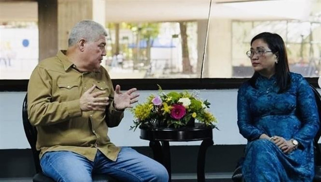 Dinh Thi Mai, subjefa de la Comisión de Propaganda, Educación y Movilización de Masas del Comité Central del Partido Comunista de Vietnam se reunió con el vicepresidente del Partido Socialista Unido de Venezuela y jefe de la Comisión Central de Ideología y Formación, Eduardo Piñera. (Fuente: VNA) vna-potal-doan-ban-tuyen-giao-va-dan-van-trung-uong-tham-lam-viec-tai-venezuela-va-mexico-8184826.jpg
