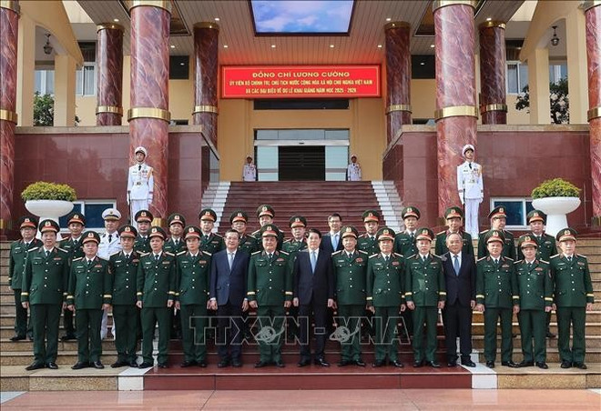 El presidente Luong Cuong y autoridades del Ministerio de Defensa y de la Academia de Defensa. (Fuente: VNA) chu-tich-nuoc-luong-cuong-1.jpg