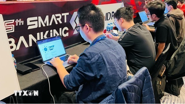 Ingenieros tecnológicos participan en un ejercicio de ciberseguridad en el sector financiero y bancario. (Foto: VNA) dien-tap-an-ninh-mang-linh-vuc-tai-chinh-ngan-hang.jpg