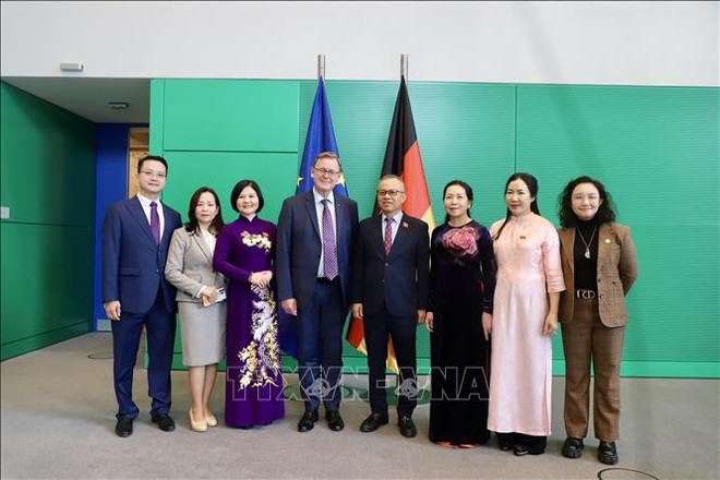 Representantes vietnamita se tomaron una foto de recuerdo con el vicepresidente del Parlamento Federal de Alemania, Bodo Ramelow. (Fuente: VNA) uuidab29ed46-83ba-40f9-b2e9-2d7783a3628fcode001library1type1mode1loctruecaptrue.jpg