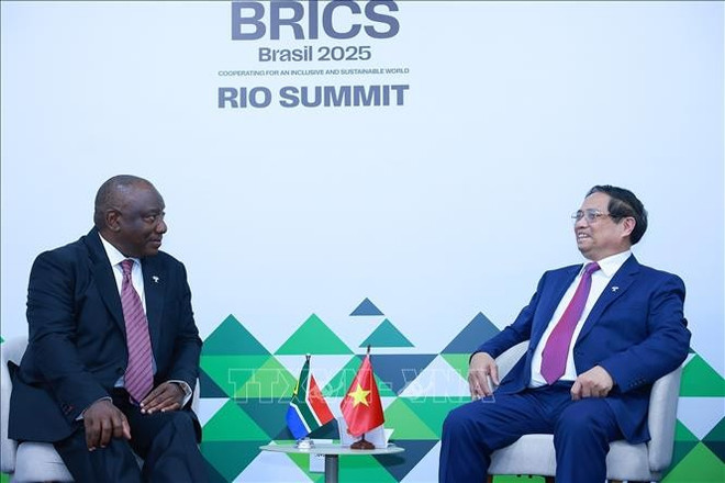 El primer ministro de Vietnam, Pham Minh Chinh, se reunió con el presidente sudafricano, Cyril Ramaphosa. (Fuente: VNA) vna-potal-thu-tuong-pham-minh-chinh-gap-tong-thong-nam-phi-cyril-ramaphosa-stand.jpg