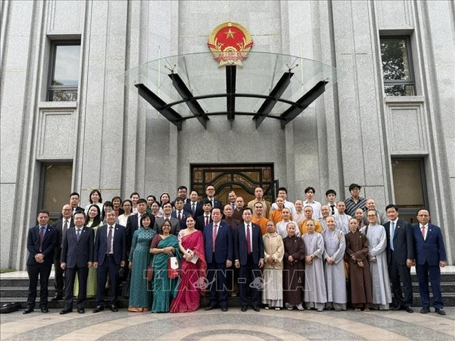 Nguyen Trong Nghia, miembro del Buró Político y presidente de la Comisión de Propaganda, Educación y Movilización de Masas del Partido Comunista de Vietnam (PCV), y representantes de la Embajada de Vietnam en la India y de la comunidad de residentes connacionales. (Fuente: VNA) hoi-thao3-060625.jpg