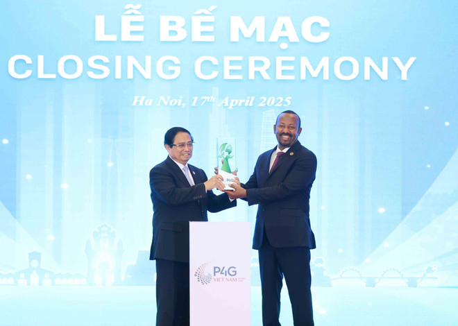El primer ministro vietnamita, Pham Minh Chinh, y su homólogo etíope, Abiy Ahmed Ali, entregaron oficialmente el papel de país anfitrión de la próxima cita. (Fuente: VNA) vna-potal-be-mac-hoi-nghi-thuong-dinh-dien-dan-doi-tac-vi-tang-truong-xanh-va-muc-tieu-toan-cau-lan-thu-tu-7978332.jpg