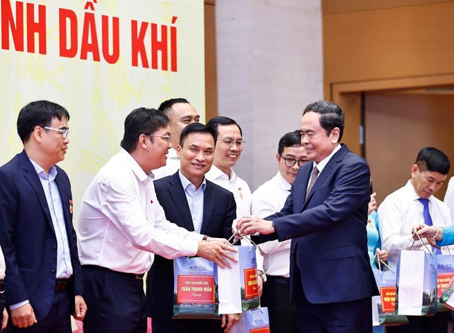 El presidente de la Asamblea Nacional de Vietnam, Tran Thanh Man, entrega regalos a trabajadores destacados de la industria. (Fuente: VNA) vna-potal-chu-tich-quoc-hoi-gap-mat-doan-dai-bieu-nguoi-lao-dong-tieu-bieu-cua-nganh-dau-khi-7978759.jpg