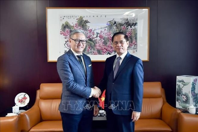 El viceprimer ministro y canciller vietnamita, Bui Thanh Son, (derecha) y el ministro de Asuntos Exteriores de Laos, Thongsavanh Phomvihane. (Fuente: VNA) vietnam-laos.jpg
