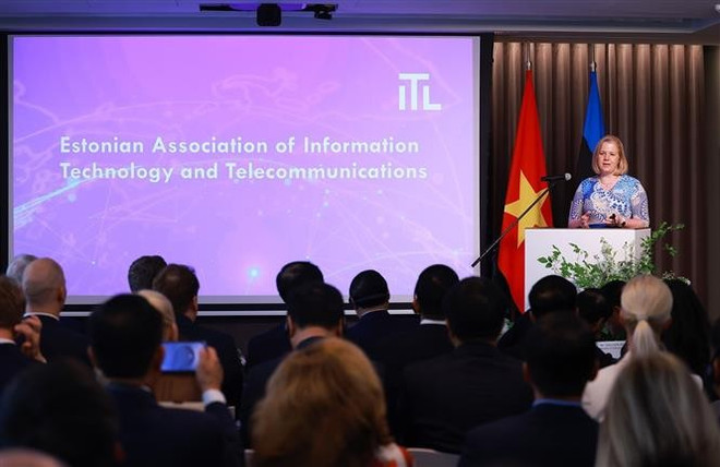Una representante empresarial estonia habla en el evento. (Fuente: VNA) vna-potal-thu-tuong-pham-minh-chinh-du-dien-dan-doanh-nghiep-viet-nam-estonia-8077616.jpg