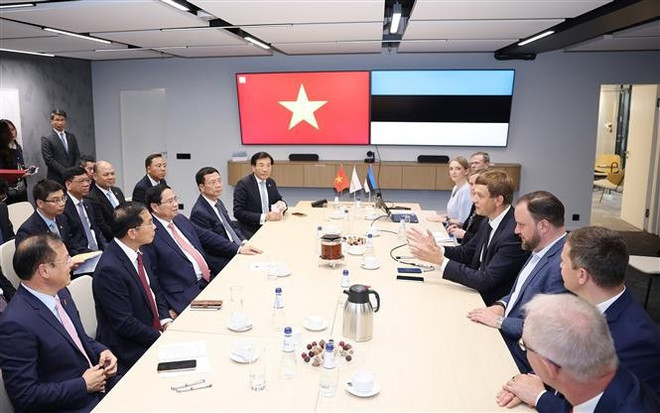 Panorama de la reunión. (Fuente: VNA) vna-potal-thu-tuong-pham-minh-chinh-den-tham-cong-ty-cong-nghe-cybernetica-cua-estonia-8077792.jpg