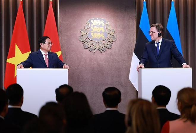 El primer ministro de Vietnam, Pham Minh Chinh, y su homólogo estonio, Kristen Michal, en la rueda de prensa. (Fuente: VNA) vna-potal-thu-tuong-pham-minh-chinh-hoi-dam-voi-thu-tuong-estonia-kristen-michal-8077228.jpg
