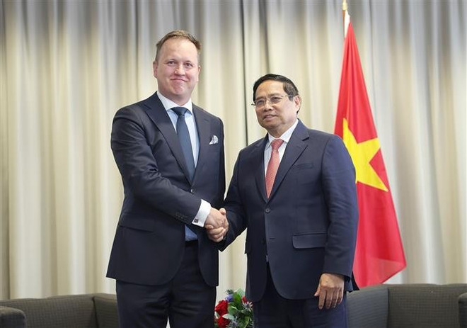 El primer ministro vietnamita, Pham Minh Chinh, y un gerente de administradores de la compañía 5.0 Robotics. (Fuente: VNA) vna-potal-thu-tuong-pham-minh-chinh-lanh-dao-mot-so-tap-doan-cua-estonia-8077843.jpg