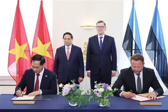 El primer ministro de Vietnam, Pham Minh Chinh, y su homólogo estonio, Kristen Michal, presenciaron la firma de un memorando de entendimiento sobre cooperación entre los Ministerios de Asuntos Exteriores de ambos países. (Fuente: VNA) vna-potal-hai-thu-tuong-viet-nam-va-estonia-chung-kien-le-ky-van-kien-hop-tac-8077201.jpg