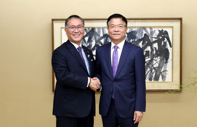 El viceprimer ministro vietnamita Le Thanh Long y el ministro de Reconstrucción de Japón, Ito Tadahiko. (Fuente: VNA) tiep-bo-truong-tai-thiet-nhat-ban-17575630057731498904113.jpg