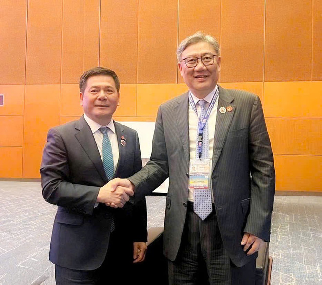 El ministro de Industria y Comercio de Vietnam, Nguyen Hong Dien, y el ministro de Comercio de China, Wang Wentao, (Fuente: VNA) moit.jpg
