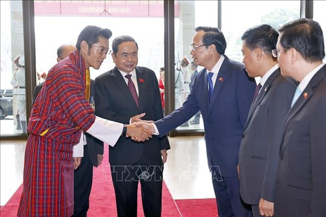 El presidente de la Asamblea Nacional de Vietnam, Tran Thanh Man, recibe al Rey Jigme Khesar Namgyel Wangchuck de Bután. (Fuente: VNA) tran-thanh-man2.jpg