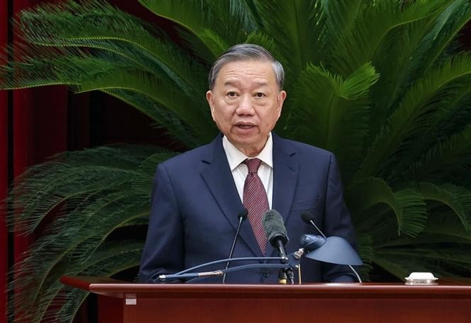 El secretario general del Partido Comunista de Vietnam, To Lam, habla en el evento. (Fuente: VNA) vna-potal-be-mac-hoi-nghi-lan-thu-muoi-hai-ban-chap-hanh-trung-uong-dang-khoa-xiii-8158240.jpg